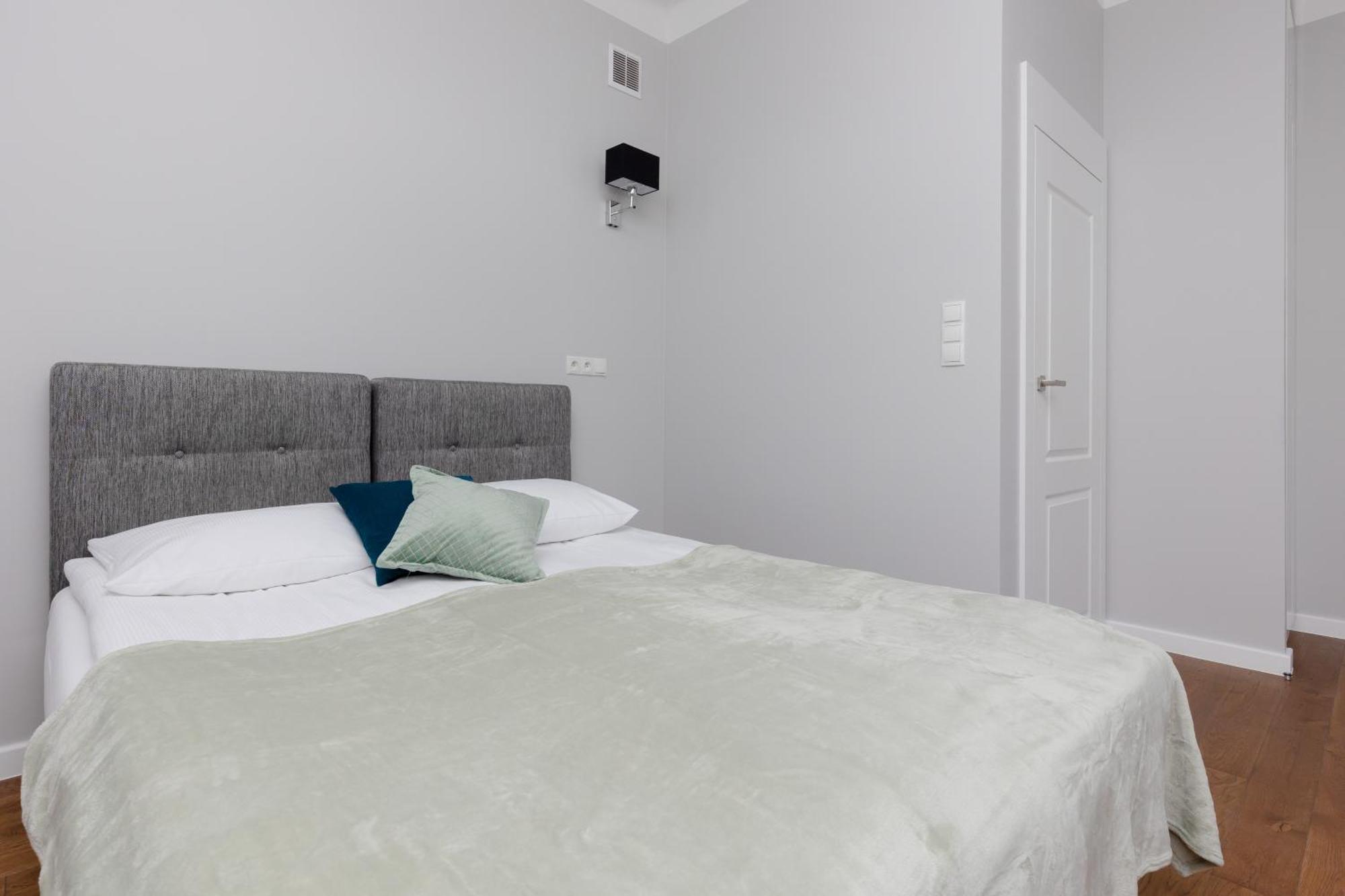 City Center Aparthotel Chmielna By Noclegi Renters Warsaw Ngoại thất bức ảnh